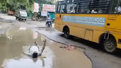Photo of कानपुर में अनोखा विरोध प्रदर्शन: गड्ढे में बेटी के फिसलने के बाद पिता गंदे पानी में लेटा