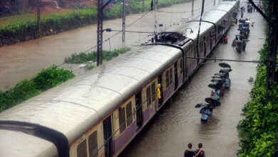 Photo of मुंबई में भारी बारिश के कारण हार्बर और सेंट्रल लाइनों पर लोकल ट्रेन सेवाएं प्रभावित