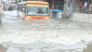 Photo of आगरा में बारिश की तबाही: सड़कें बनीं तालाब, वाहन डूबे, नाले में बहे डेढ़ साल के मासूम की मौत