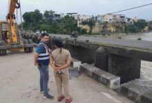 Photo of उज्जैन में शिप्रा नदी हादसा: पुलिस वर्दी में मिला शव, कार की तलाश में एनडीआरएफ-SDRF की टीमें जुटीं