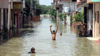 Photo of यूपी में बाढ़ का तांडव: सैकड़ों गांव टापू बने, लाखों लोग प्रभावित, आगरा-मथुरा की कॉलोनियां जलमग्न