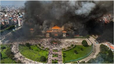 Photo of नेपाल में लोकतंत्र की लपटें: ओली और मंत्रियों के इस्तीफे, राष्ट्रपति-पीएम के घरों पर हमले, संसद जलाने तक हिंसा का सफर