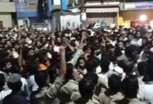 Photo of शाहजहांपुर में पैगंबर पर आपत्तिजनक फेसबुक पोस्ट से बवाल, हजारों ने घेरा थाना, पत्थरबाजी; पुलिस ने आरोपी गिरफ्तार किया, भारी फोर्स तैनात