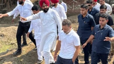 Photo of राहुल गांधी का पंजाब दौरा: अमृतसर पहुंचे, अजनाला के घोनेवाल और रमदास में बाढ़ पीड़ितों से मुलाकात, ग्रामीणों की समस्याएं सुनीं