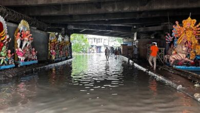 Photo of कोलकाता में भारी बारिश का कहर: तीन की मौत, सड़कों पर तीन फीट तक पानी, दो दिन का अलर्ट जारी
