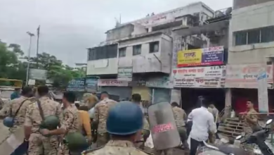 Photo of अहिल्यानगर में रंगोली विवाद से सांप्रदायिक तनाव, पुलिस पर पत्थरबाजी, 30 हिरासत में