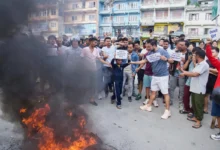 Photo of नेपाल विरोध प्रदर्शन : प्रदर्शनकारियों ने राष्ट्रपति के घर पर धावा बोला, ओली दुबई भागने की योजना में