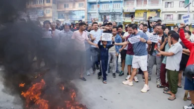 Photo of नेपाल विरोध प्रदर्शन : प्रदर्शनकारियों ने राष्ट्रपति के घर पर धावा बोला, ओली दुबई भागने की योजना में