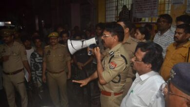 Photo of कानपुर मेस्टन रोड ब्लास्ट: दुकानों में बरामद हुए पटाखे, बारूद और सुतली बम; 12 हिरासत में, 5 दुकानों के शटर कटवाए, NIA-ATS जांच तेज