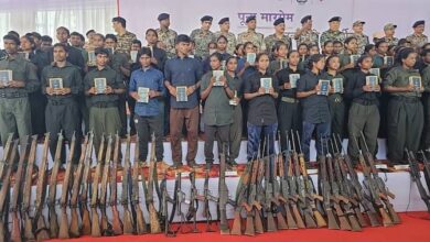 Photo of छत्तीसगढ़ में लाल आतंक पर जबरदस्त प्रहार: 208 नक्सलियों का आत्मसमर्पण, 110 महिलाएं-98 पुरुष शामिल; 153 हथियार जमा