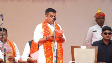 Photo of गुजरात में बड़ा कैबिनेट फेरबदल: हर्ष संघवी बने उपमुख्यमंत्री, रिवाबा जडेजा सहित 19 नए चेहरे; 25 सदस्यीय मंत्रिपरिषद का विस्तार