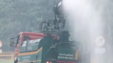 Photo of दिल्ली की हवा फिर जहरीली: कई इलाकों में AQI ‘गंभीर’ स्तर पर, आनंद विहार में 430, अक्षरधाम के पास 426; इंडिया गेट पर मिस्ट स्प्रिंकलर तैनात