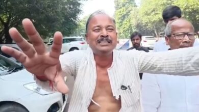 Photo of बिहार चुनाव: टिकट कटने पर राबड़ी आवास के बाहर RJD नेता मदन साह का कुर्ता फाड़ रोना, संजय यादव पर लगा दिया गंभीर आरोप