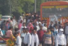 Photo of यूपी में दिवाली में सफर की कठिनाई: ट्रेनों में पैर रखने की जगह नहीं, बसों की छत पर सवारी; रेलवे स्टेशन पर लोगों का हुजूम, रोडवेज के दावे फेल