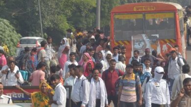 Photo of यूपी में दिवाली में सफर की कठिनाई: ट्रेनों में पैर रखने की जगह नहीं, बसों की छत पर सवारी; रेलवे स्टेशन पर लोगों का हुजूम, रोडवेज के दावे फेल
