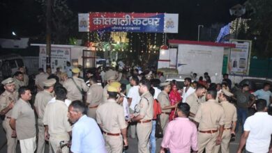 Photo of मुरादाबाद कटघर में किशोरी की संदिग्ध मौत: दुष्कर्म और पिटाई का आरोप, परिजनों ने थाने के बाहर हाईवे जाम कर हंगामा