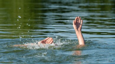 Photo of बहराइच में नाव पलटने से 1 की मौत, 8 लापता: 5 बच्चे समेत 22 ग्रामीण थे सवार, बहाव ने मचाई तबाही; बचाव कार्य जारी