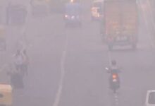 Photo of दिल्ली में जहरीली हवा का कहर: आनंद विहार AQI 409 पर ‘गंभीर’, ज्यादातर इलाकों में ‘बहुत खराब’ श्रेणी; धुंध से दृश्यता शून्य, सांस लेना मुश्किल