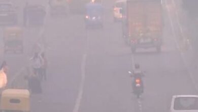 Photo of दिल्ली में जहरीली हवा का कहर: आनंद विहार AQI 409 पर ‘गंभीर’, ज्यादातर इलाकों में ‘बहुत खराब’ श्रेणी; धुंध से दृश्यता शून्य, सांस लेना मुश्किल