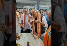Photo of लखनवी अंदाज में रक्षामंत्री राजनाथ सिंह: चाट-टिक्की और बताशे का चखा स्वाद, कार्यकर्ताओं संग सेल्फी; दीपावली पर घरवालों को डांटने वाला मजाक