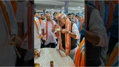 Photo of लखनवी अंदाज में रक्षामंत्री राजनाथ सिंह: चाट-टिक्की और बताशे का चखा स्वाद, कार्यकर्ताओं संग सेल्फी; दीपावली पर घरवालों को डांटने वाला मजाक