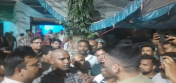 Photo of आगरा कार हादसा: 5 लोगों की मौत के 4 दिन बाद भी मुआवजे की आस अधूरी, परिजन सड़क पर उतरने को तैयार