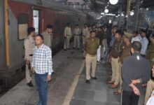 Photo of अलीगढ़ रेलवे स्टेशन पर हड़कंप: भागलपुर से आनंद विहार जा रही विक्रमशिला एक्सप्रेस में बम-आतंकी की अफवाह