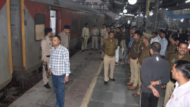 Photo of अलीगढ़ रेलवे स्टेशन पर हड़कंप: भागलपुर से आनंद विहार जा रही विक्रमशिला एक्सप्रेस में बम-आतंकी की अफवाह
