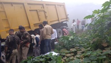 Photo of बहराइच: कोहरे में अनियंत्रित ट्रेलर ने बाइक को कुचला, एक साल के बच्चे समेत चार की दर्दनाक मौत; चालक फरार, शवों की शिनाख्त जारी