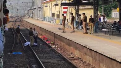 Photo of मिर्जापुर हादसा: कार्तिक पूर्णिमा गंगा स्नान को जातीं छह महिलाएं ट्रेन की चपेट में आकर मौत, शवों के उड़े चिथड़े