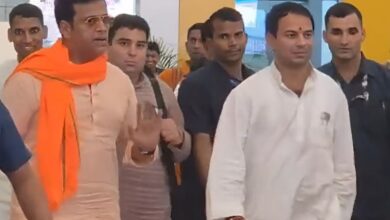 Photo of पटना एयरपोर्ट पर फिर मिले तेज प्रताप और रवि किशन, NDA ज्वाइन करने की अटकलें तेज, कहा ये