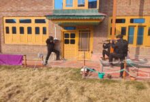 Photo of जम्मू-कश्मीर: अनंतनाग में ‘व्हाइट कॉलर टेरर मॉड्यूल’ की जांच तेज, डॉक्टर के घर सीआईके छापा; पूछताछ में ड्राई फ्रूट कारोबारी ने लगाई खुद को आग