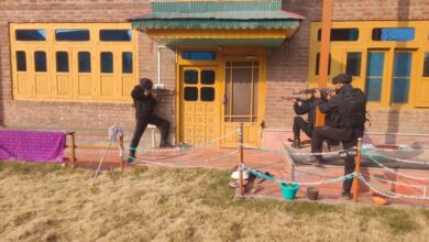 Photo of जम्मू-कश्मीर: अनंतनाग में ‘व्हाइट कॉलर टेरर मॉड्यूल’ की जांच तेज, डॉक्टर के घर सीआईके छापा; पूछताछ में ड्राई फ्रूट कारोबारी ने लगाई खुद को आग