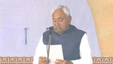 Photo of बिहार का ऐतिहासिक पल: नीतीश कुमार ने रिकॉर्ड 10वीं बार मुख्यमंत्री पद की शपथ ली, सम्राट चौधरी दोबारा बने डिप्टी CM