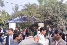 Photo of हरदोई: संडीला के लायंस पब्लिक स्कूल में अज्ञात गैस रिसाव से 13 बच्चे बेहोश, एक की हालत गंभीर; लखनऊ रेफर