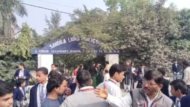 Photo of हरदोई: संडीला के लायंस पब्लिक स्कूल में अज्ञात गैस रिसाव से 13 बच्चे बेहोश, एक की हालत गंभीर; लखनऊ रेफर