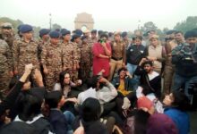 Photo of इंडिया गेट प्रदूषण विरोध: मिर्च स्प्रे से पुलिस पर हमला, 15 से अधिक गिरफ्तार; लहराए माओवादी हिड़मा के पोस्टर, ट्रैफिक जाम और हल्की झड़प