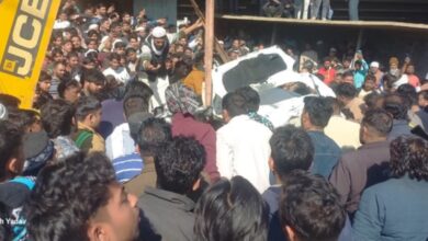 Photo of दिल्ली-देहरादून एक्सप्रेसवे पर भयानक हादसा: खनिज से लदा डंपर पलटा, कार सवार चार लोगों की दर्दनाक मौत, एक मासूम बच्ची भी शामिल