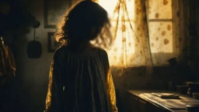 Photo of एटा: मोहल्ले के दरिंदे ने घर में घुसकर नाबालिग किशोरी से किया बलात्कार, छोटे भाई-बहनों को कमरे में किया कैद; मां की आंखों से छलके आंसू