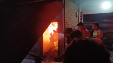 Photo of शॉर्ट सर्किट से किराना स्टोर में भीषण आग, 25 लाख का भारी नुकसान; शादी सीजन के लिए मंगाया था सामान