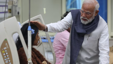Photo of भूटान दौरे से लौटते ही पीएम मोदी ने LNJP अस्पताल में रेड फोर्ट ब्लास्ट पीड़ितों से की मुलाकात, शीघ्र स्वस्थ होने की कामना