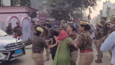 Photo of बलंदशहर: गैंगरेप पीड़िता ने पुलिस की रोकटोक तोड़ी , डीआईजी से मिलकर फरार आरोपियों की गिरफ्तारी की लगाई गुहार
