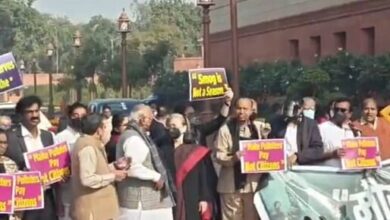 Photo of दिल्ली वायु प्रदूषण: संसद परिसर में गैस मास्क पहन विपक्ष का हल्लाबोल, ‘तुरंत एक्शन लें’ का नारा; सोनिया-राहुल समेत नेता सड़क पर