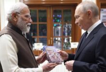 Photo of पीएम मोदी ने पुतिन को भेंट की रूसी भाषा में भगवद्गीता: ‘गीता के संदेश करोड़ों को प्रेरित करते हैं’, भारत-रूस संबंधों में सांस्कृतिक आयाम