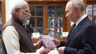 Photo of पीएम मोदी ने पुतिन को भेंट की रूसी भाषा में भगवद्गीता: ‘गीता के संदेश करोड़ों को प्रेरित करते हैं’, भारत-रूस संबंधों में सांस्कृतिक आयाम