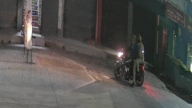 Photo of मेरठ पुलिस का काला कारनामा: जांच-पंचनामे से बचने को अज्ञात शव ई-रिक्शा में लाद दूसरे थाना क्षेत्र में फेंका, CCTV ने खोली पोल; चौकी प्रभारी-सिपाही निलंबित, होमगार्ड पर कार्रवाई