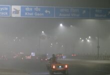 Photo of दिल्ली में घने स्मॉग से AQI ‘गंभीर’ की ओर, दृश्यता घटी; एयरपोर्ट ने जारी की चेतावनी