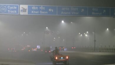 Photo of दिल्ली में घने स्मॉग से AQI ‘गंभीर’ की ओर, दृश्यता घटी; एयरपोर्ट ने जारी की चेतावनी