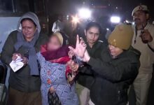 Photo of “मेरे बच्चे भूख से बिलख-बिलख कर मर जाएंगे”, भावुक होकर रो पड़ीं उन्नाव रेप पीड़िता; योगी आदित्यनाथ से मिलने की गुहार