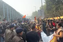 Photo of दिल्ली में बांग्लादेश उच्चायोग के बाहर एक हिंदू व्यक्ति की पीट-पीटकर हत्या के विरोध में भारी जन प्रदर्शन